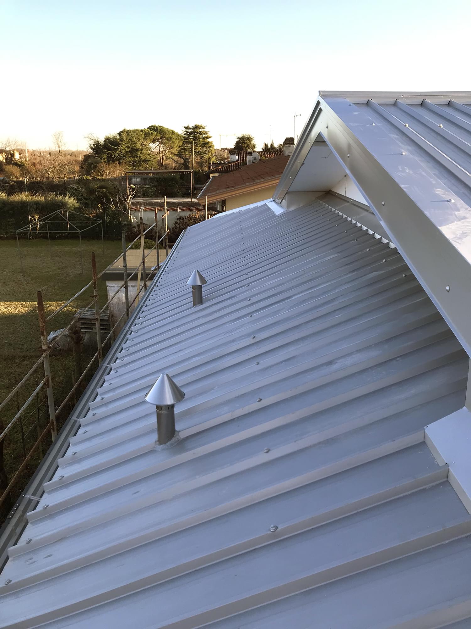  Coperture con pannelli metallici coibentati monopanel - Lattonerie Spagnol 
